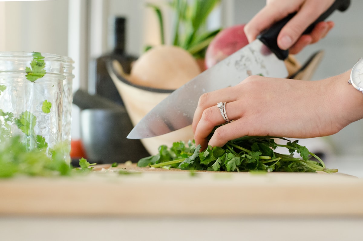 Nutrizionista in consulenza, illustra concetti di nutrizione equilibrata ai pazienti